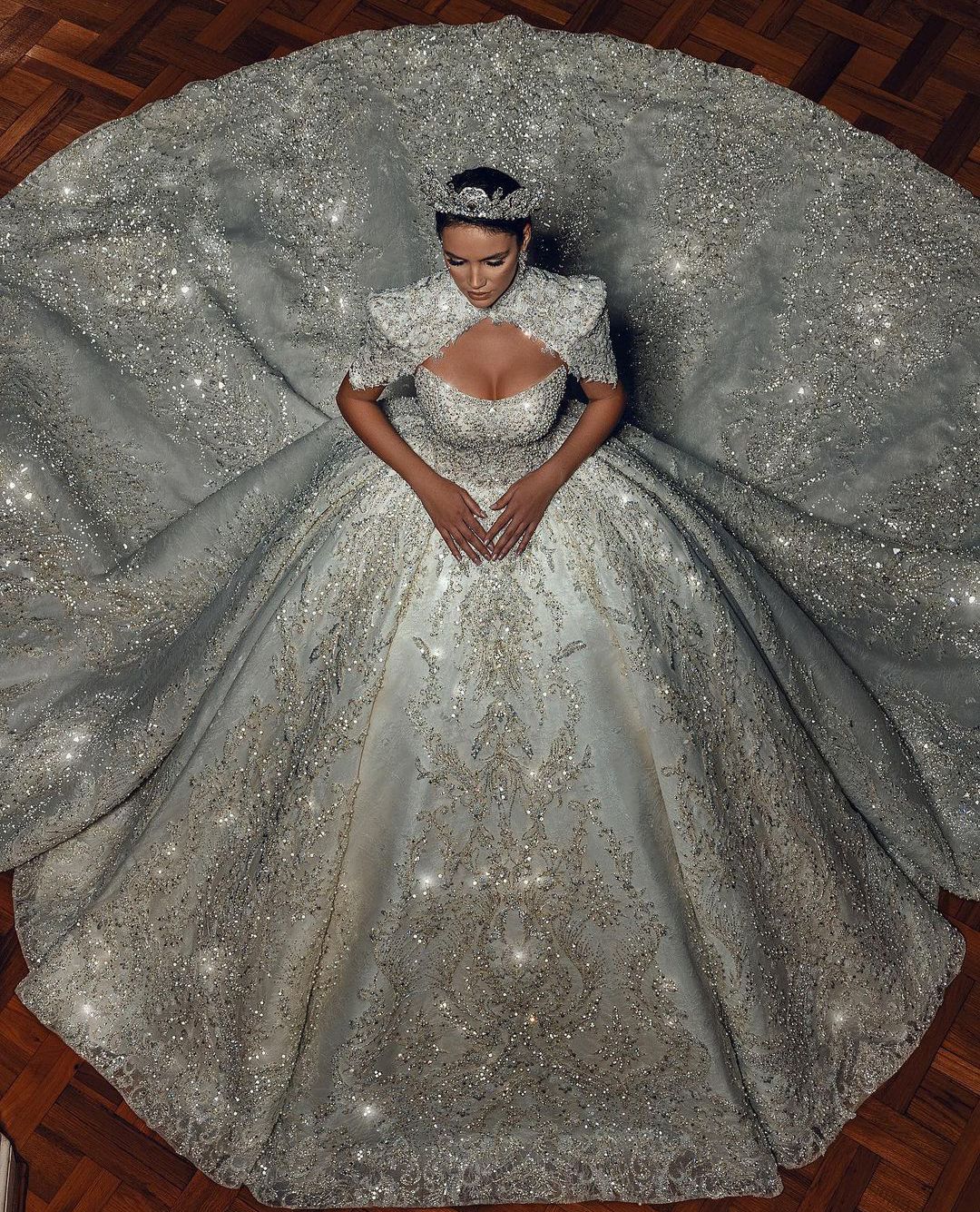Luxury Ball Gown Wedding Dresses Sleeveless Bateau Halter Sequins Appliques Ruffles Bridal Gowns Diamonds Formal Dress Plus Size Custom Made Vestido d