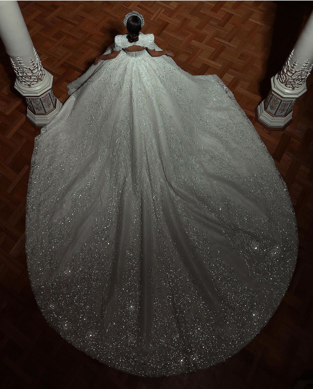 Luxury Ball Gown Wedding Dresses Sleeveless Bateau Halter Sequins Appliques Ruffles Bridal Gowns Diamonds Formal Dress Plus Size Custom Made Vestido d