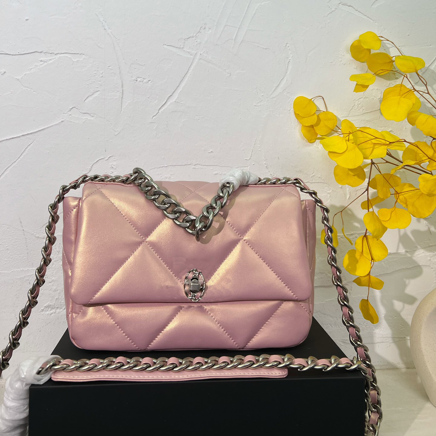 Designer Tote bags C19 Chain Pillow Handbag Pearl Leather Shoulder Messenger Sheepskin Square Lattice WomenS bag Luxury 25cm, Pink gold hardware
Designer Tote bags C19 Chain Pillow Handbag Pearl Leather Shoulder Messenger Sheepskin Square Lattice WomenS bag Luxury 25cm, Pink gold hardware
