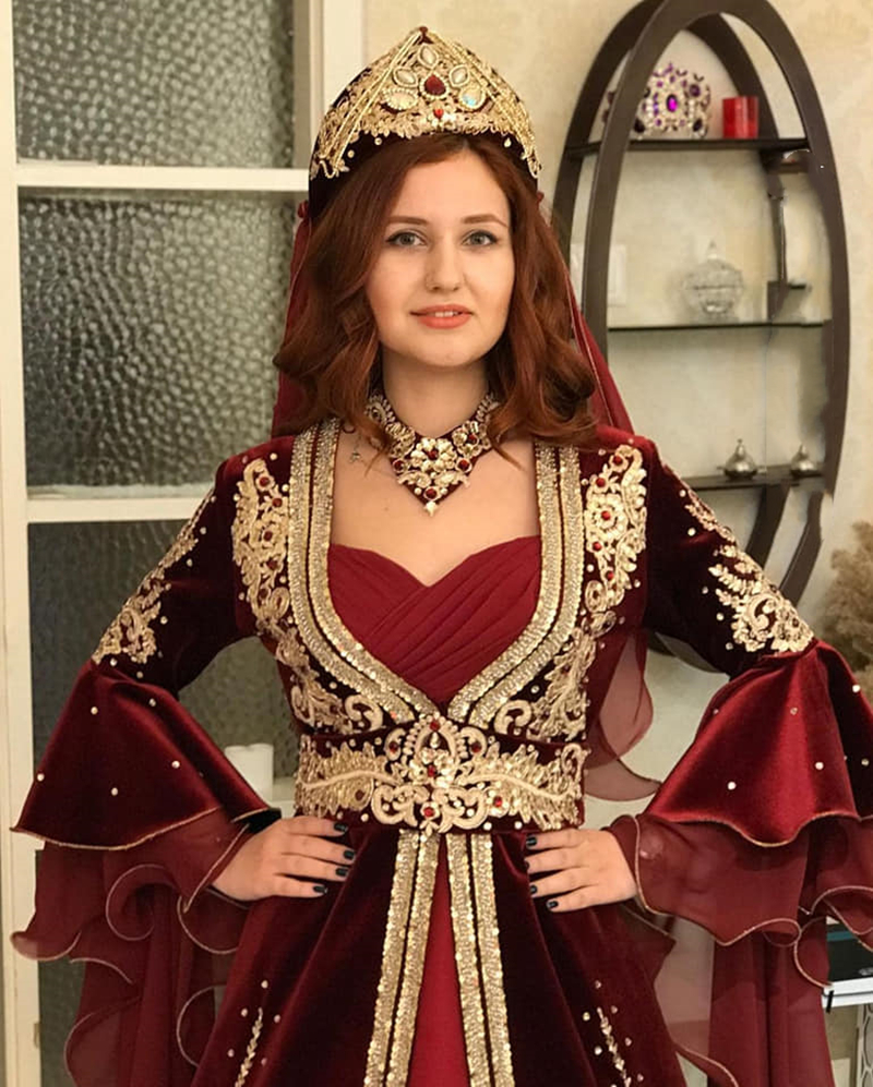 Elegant Kaftan Burgundy Velvet Evening Dresses With Flare Long Sleeves Gold Lace Appliques Crystal Beaded 2024 Arabic Moroccan Prom Party Gown Formal 