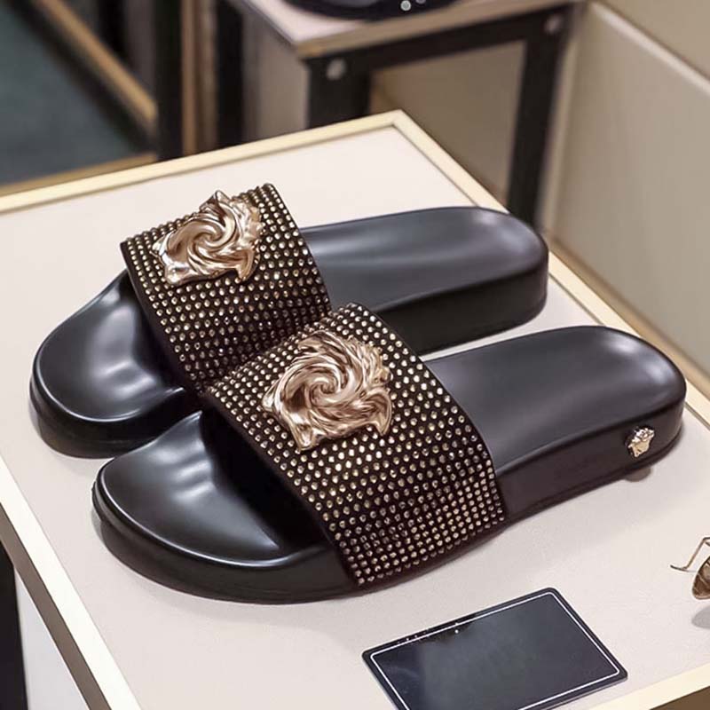 Summer New Luxury Rhinestone Womens Shoes Sandals foam runners Metal Fashion Wear Non slip Soft Sole Premium Brand Beach Slippers Mens Slippers Gold Silver Slippers
Summer New Luxury Rhinestone Womens Shoes Sandals foam runners Metal Fashion Wear Non slip Soft Sole Premium Brand Beach Slippers Mens Slippers Gold Silver Slippers