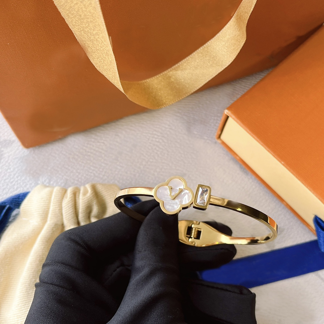 18k Gold Bangle Bracelet Women Girls' Love Letter Diamond Stainless Steel Designer Flowers Pattern Accessories Party Gift with S334
18k Gold Bangle Bracelet Women Girls' Love Letter Diamond Stainless Steel Designer Flowers Pattern Accessories Party Gift with S334