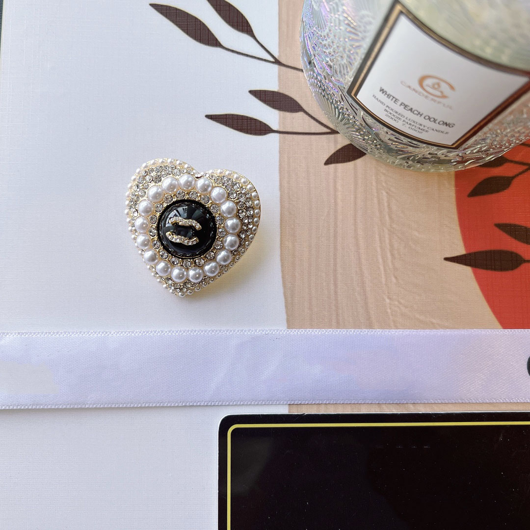 Women Brand Brooches Designer Pearl Brooch Stainless Steel Brooch Black White 2color Heart Design Pins 18K Gold Plated Exquisite Jewelry Gift Wedding Party D131
Women Brand Brooches Designer Pearl Brooch Stainless Steel Brooch Black White 2color Heart Design Pins 18K Gold Plated Exquisite Jewelry Gift Wedding Party D131