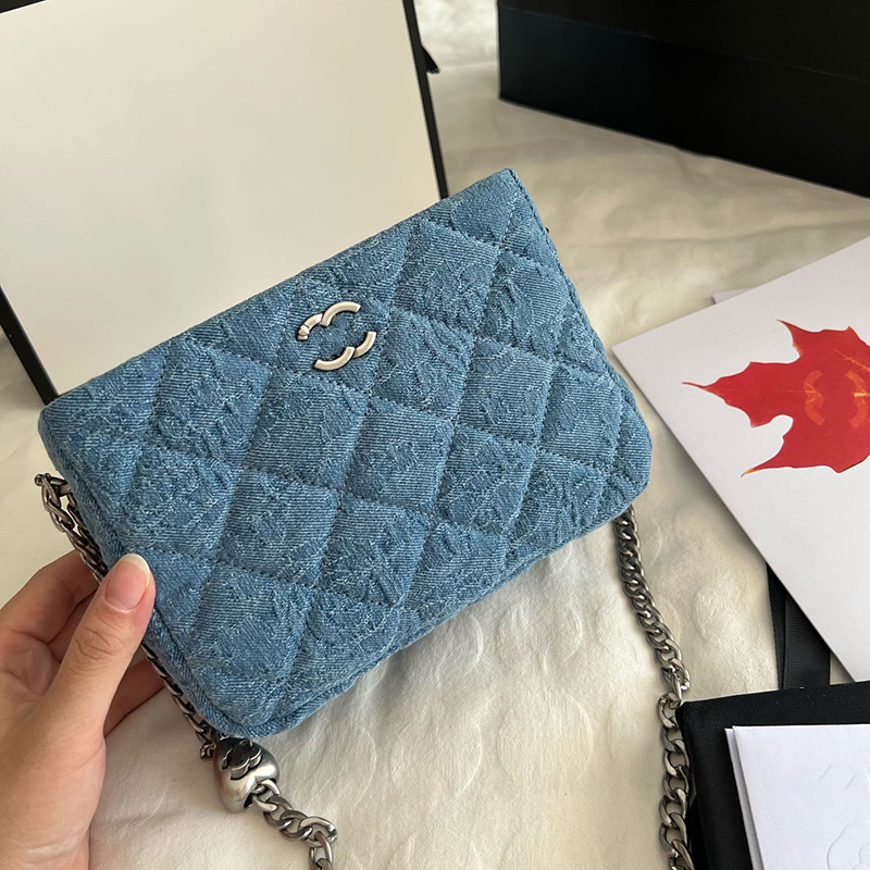 Classic Mini Womens Handbag Denim Camellia Silver Hardware Metal Chain Love Lock Adjustment Buckle Wipe Chest Mobile Phone Bag Card Clip Bag Makeup Box Designer
Classic Mini Womens Handbag Denim Camellia Silver Hardware Metal Chain Love Lock Adjustment Buckle Wipe Chest Mobile Phone Bag Card Clip Bag Makeup Box Designer