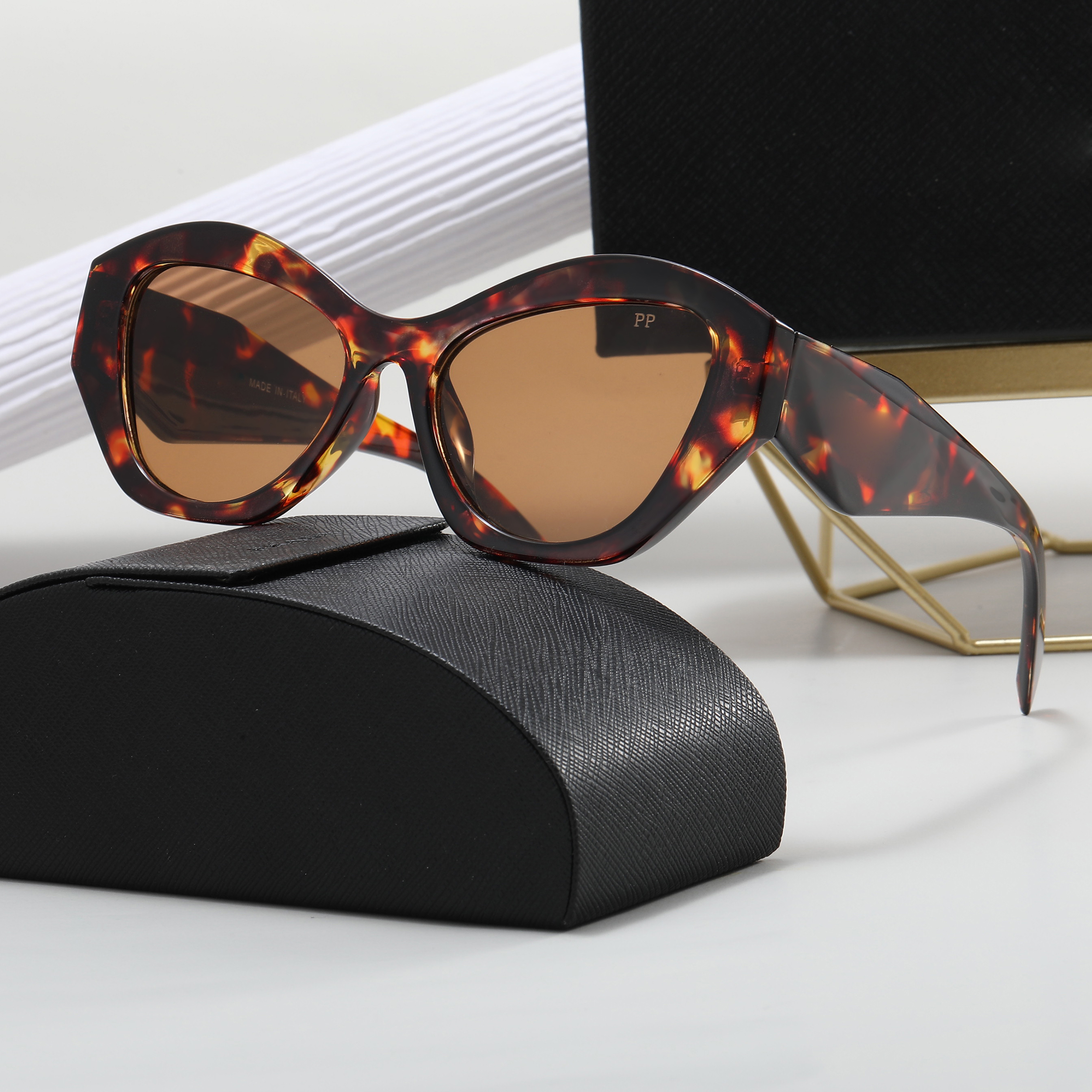 Designer Sunglasses Classic Eyeglasses Goggle Outdoor Beach Sun Glasses For Man Woman Mix Color Optional Triangular signature
Designer Sunglasses Classic Eyeglasses Goggle Outdoor Beach Sun Glasses For Man Woman Mix Color Optional Triangular signature