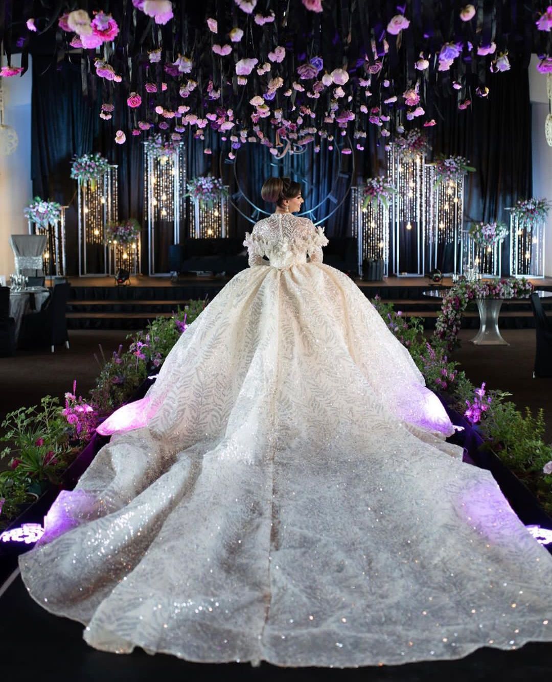 Sparkly Ball Gown Wedding Dresses Long Sleeves High Neck Sequins Appliques Ruffles Bridal Gowns Diamonds Formal Dress Plus Size Custom Made Vestido de