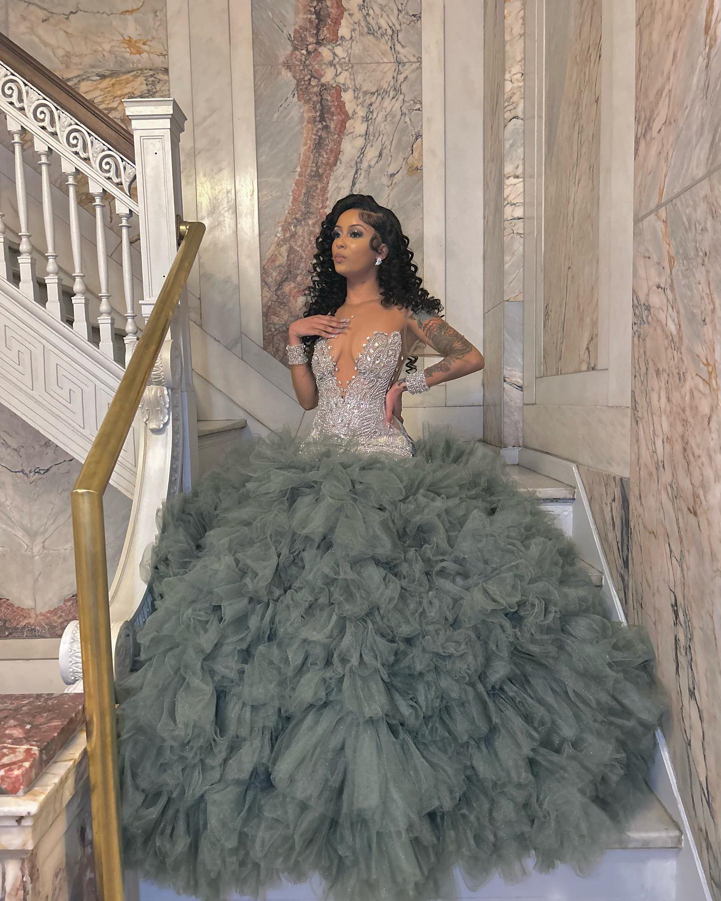 Stunning Beaded Crystals Prom Dresses Mermaid Long Sleeves Evening Gowns Sheer Jewel Neck Tulle Ruffled Special Occasion Formal Wear