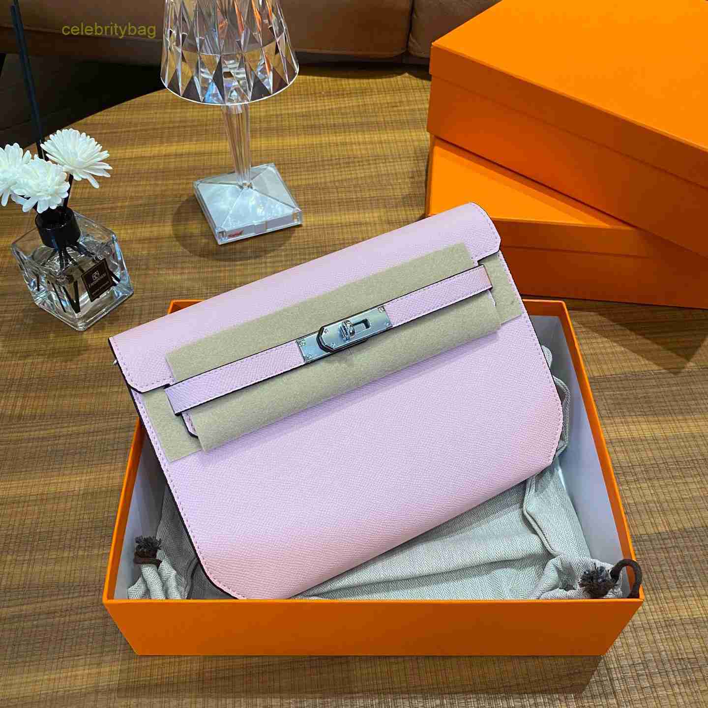 Designer Kellies Handbags Hemres Handprint Bag Cowhide 2023 New Street Trend One Shoulder Letter Envelope for Men and Women Universal Mailman 1 has logo RXU8, Bordeaux red
Designer Kellies Handbags Hemres Handprint Bag Cowhide 2023 New Street Trend One Shoulder Letter Envelope for Men and Women Universal Mailman 1 has logo RXU8, Bordeaux red