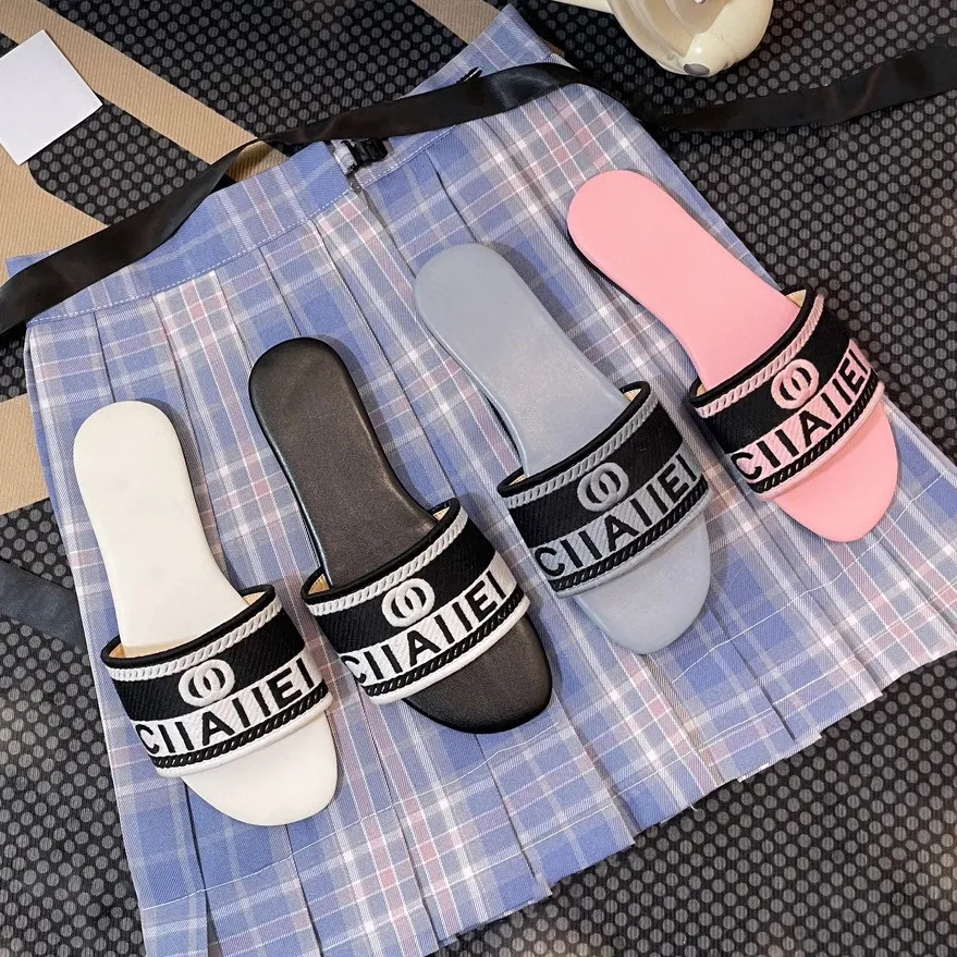 Embroidered Fabric Slide Sandals Designer one-word slippers d family letter For Women Summer Beach Walk Sandals Fashion Low heel Flat slipper Shoes Size 37-42
Embroidered Fabric Slide Sandals Designer one-word slippers d family letter For Women Summer Beach Walk Sandals Fashion Low heel Flat slipper Shoes Size 37-42