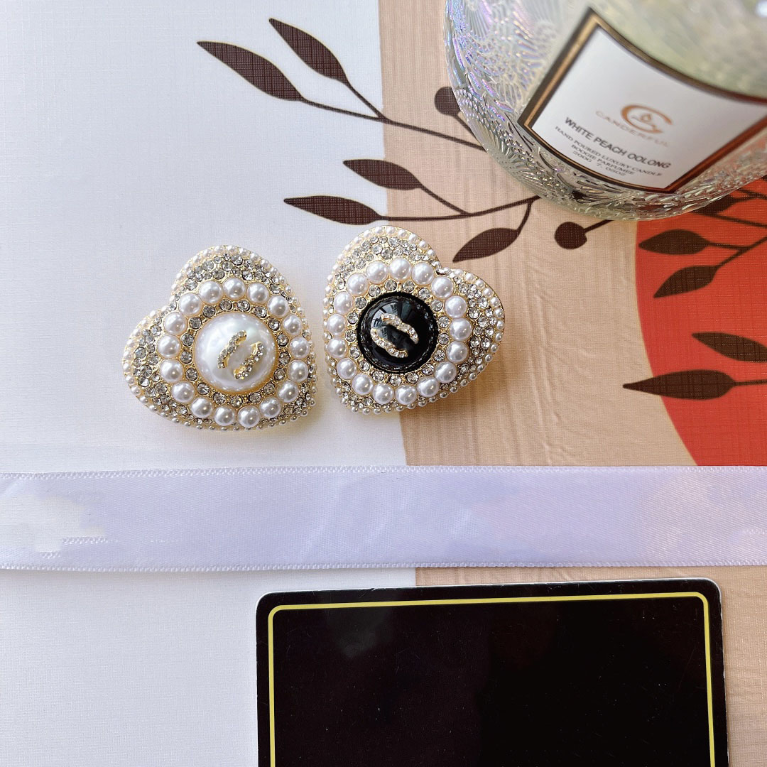 Women Brand Brooches Designer Pearl Brooch Black White Design Pins Stainless Steel Brooch 2color Heart 18K Gold Plated Exquisite Jewelry Gift Wedding Party D131
Women Brand Brooches Designer Pearl Brooch Black White Design Pins Stainless Steel Brooch 2color Heart 18K Gold Plated Exquisite Jewelry Gift Wedding Party D131