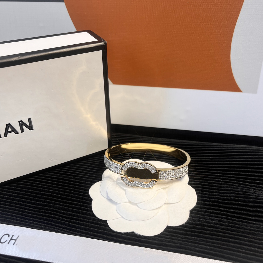 Luxury Designer Wide Bangle Bracelet for Women 18k Gold Plated Fashion Design Popular Embossed Stamp Brand Letters Accessory Simple Style Basic Versatile
Luxury Designer Wide Bangle Bracelet for Women 18k Gold Plated Fashion Design Popular Embossed Stamp Brand Letters Accessory Simple Style Basic Versatile