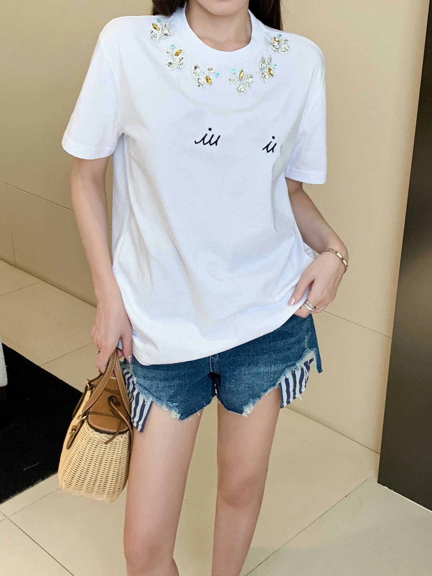 23ss Womens T-Shirt tee tops designer clothes women Handmade beaded decorative letter embroidery Short Sleeve T-shirt top High quality womens clothes
23ss Womens T-Shirt tee tops designer clothes women Handmade beaded decorative letter embroidery Short Sleeve T-shirt top High quality womens clothes