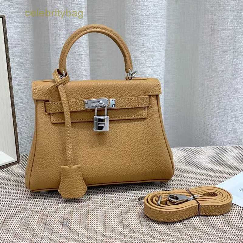Designer Kellies Handbags Hemres Layer 2023 New Top Cowhide 20cm Mini Togo Soft Leather Bag Genuine Women's Handheld Crossbody has logo QEXJ, Northern blue togo silver button
Designer Kellies Handbags Hemres Layer 2023 New Top Cowhide 20cm Mini Togo Soft Leather Bag Genuine Women's Handheld Crossbody has logo QEXJ, Northern blue togo silver button