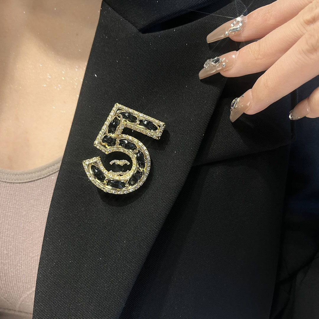 18K Gold Plated Crystal Rhinestone Brooches Luxury Stainless Steel Letter Suit Collar Pin Brooch Designer Leather Geometric for Men Women Wedding Jewelry D127
18K Gold Plated Crystal Rhinestone Brooches Luxury Stainless Steel Letter Suit Collar Pin Brooch Designer Leather Geometric for Men Women Wedding Jewelry D127