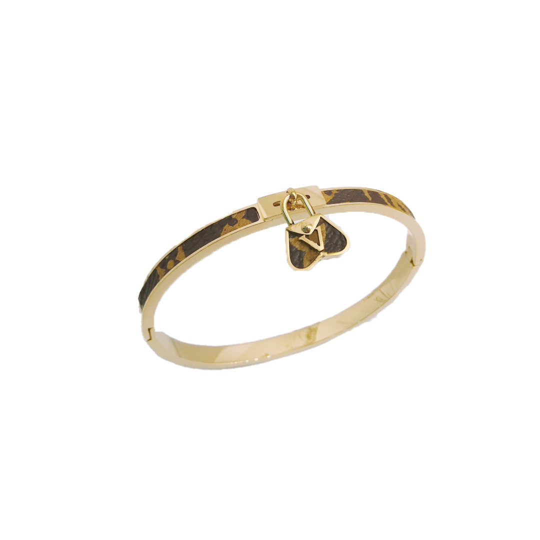 Luxury Designer Bangle Bracelet Brand Letter Pendant 18K Gold Plated Rose Gold Coated Fashion Design Popular Embossed Stamp Brand Letters Accessory
Luxury Designer Bangle Bracelet Brand Letter Pendant 18K Gold Plated Rose Gold Coated Fashion Design Popular Embossed Stamp Brand Letters Accessory