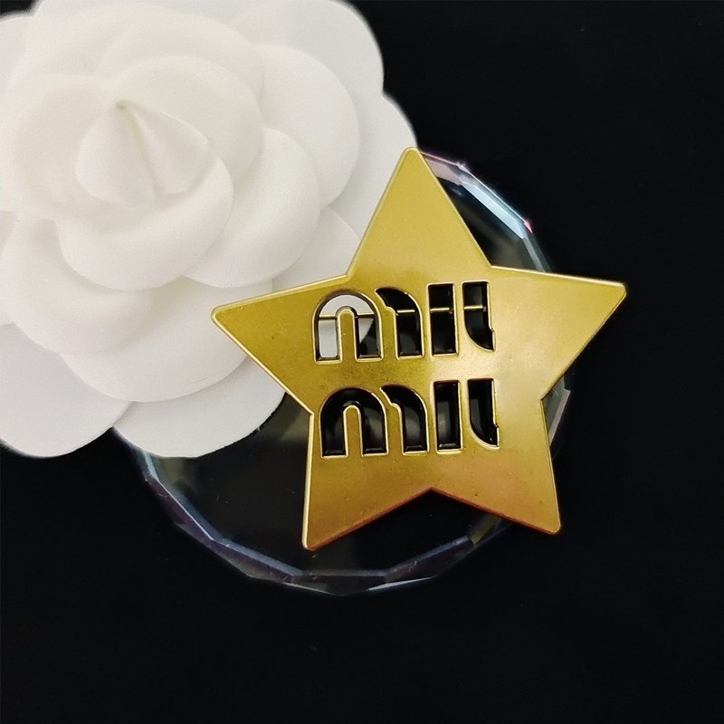 Étoile vintage avec tampon rétro creuse lettre broche de combinaison de costume pour la fête cadeau