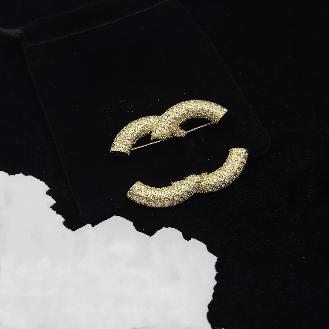 Luxury Brand Designer Double Letter Pins Brooches Women Cape Buckle Brooch Suit channel Pin Wedding Party Jewerlry Accessories Gifts kx8g
Luxury Brand Designer Double Letter Pins Brooches Women Cape Buckle Brooch Suit channel Pin Wedding Party Jewerlry Accessories Gifts kx8g