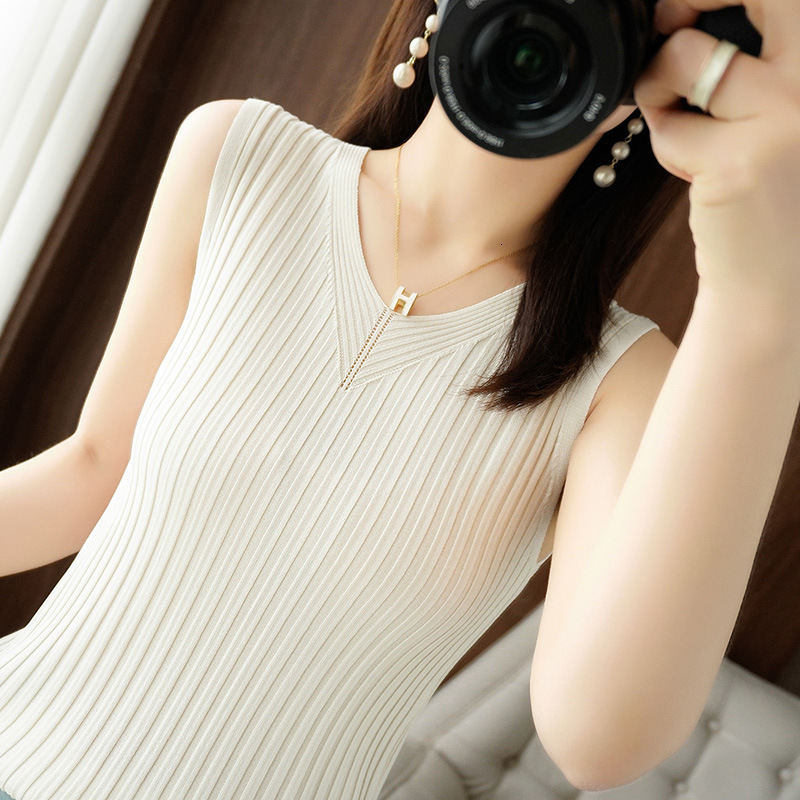 Camisoles Tanks Ice Silk Knitted Vest Top Autumn Sweater Top Sweater Camisole V-neck Slim Sexy Sleeveless Knitted Bottomed Shirt Knitted Vest 230413