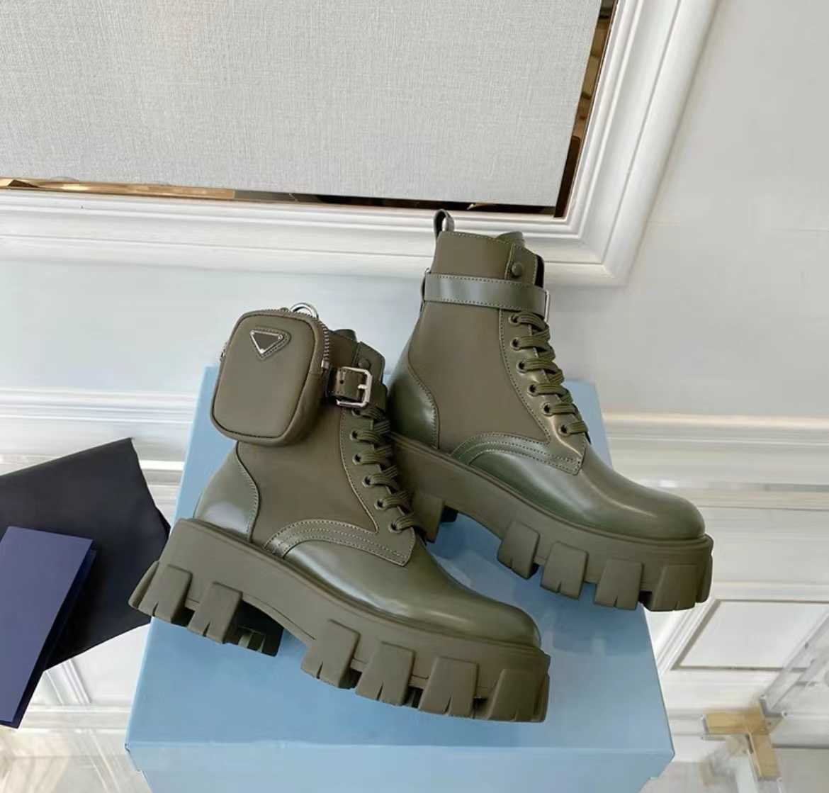 Fashion Classic Luxurys Men Women Designers Rois Boots Ankle Martin Boots And Nylon Boot Military Inspired Combat Boots Nylon Bouch Attached To The Ankle With Bags
Fashion Classic Luxurys Men Women Designers Rois Boots Ankle Martin Boots And Nylon Boot Military Inspired Combat Boots Nylon Bouch Attached To The Ankle With Bags