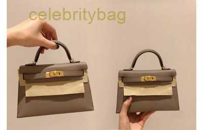 Designer Kellies Handbags Hemres diagonal 2023 Fashion cowhide carry-on women's special leather second-generation mini 1 has logo 78DA, 19 inch golden brown cow leather palm
Designer Kellies Handbags Hemres diagonal 2023 Fashion cowhide carry-on women's special leather second-generation mini 1 has logo 78DA, 19 inch golden brown cow leather palm