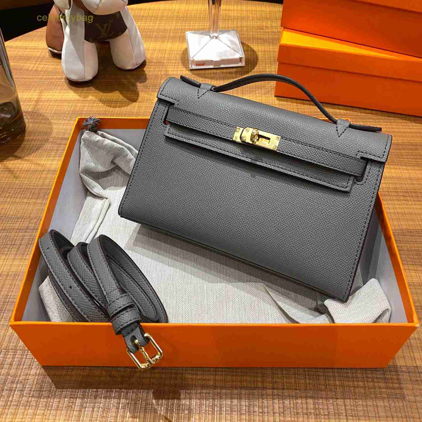 Designer Kellies Handbags Hemres new carrie generation 2023 gold buckle leather palm pattern handbag fashion trend single shoulder messenger bag female has logo 1W, Havana
Designer Kellies Handbags Hemres new carrie generation 2023 gold buckle leather palm pattern handbag fashion trend single shoulder messenger bag female has logo 1W, Havana