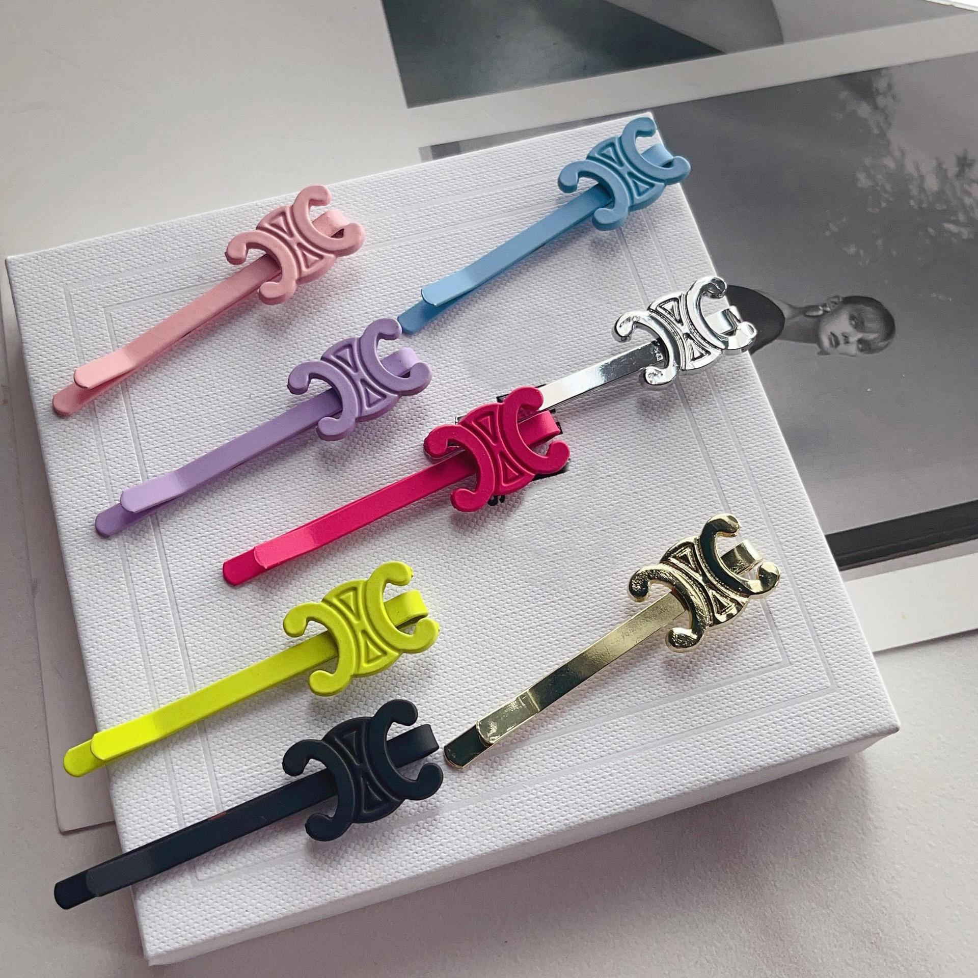 Luxury Designer Letter beret Hair Clip HairPin For Girl Brand Letter Head Wrap HairJewelry High Quality
Luxury Designer Letter beret Hair Clip HairPin For Girl Brand Letter Head Wrap HairJewelry High Quality