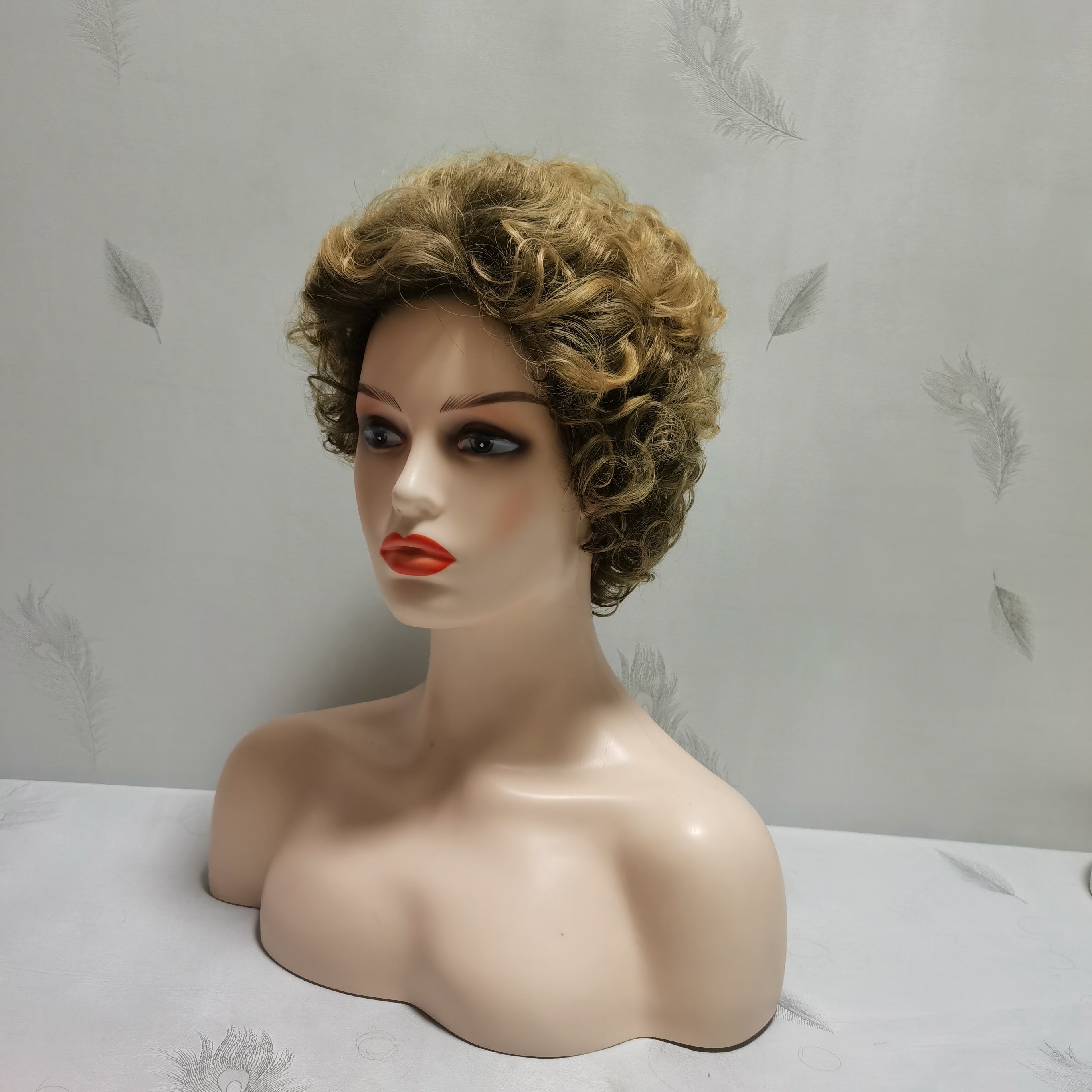 Women Synthetic Wigs Layered Short Straight Pixie Cut Ombre Color Sassy Curl Mix Natura Full Wig French Deep