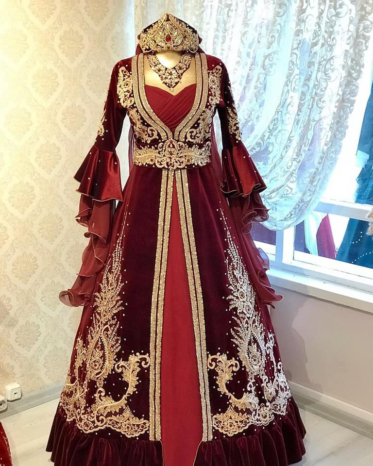 Elegant Kaftan Burgundy Velvet Evening Dresses With Flare Long Sleeves Gold Lace Appliques Crystal Beaded 2024 Arabic Moroccan Prom Party Gown Formal 
