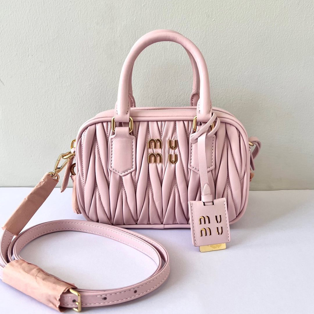 High quality Miui Matelasse shoulder bags Miu luxury tote hand bag Womens handbag Man sunshine underarm bag Designer crossbody Genuine Leather bowling clutch bags, Blue
High quality Miui Matelasse shoulder bags Miu luxury tote hand bag Womens handbag Man sunshine underarm bag Designer crossbody Genuine Leather bowling clutch bags, Blue
