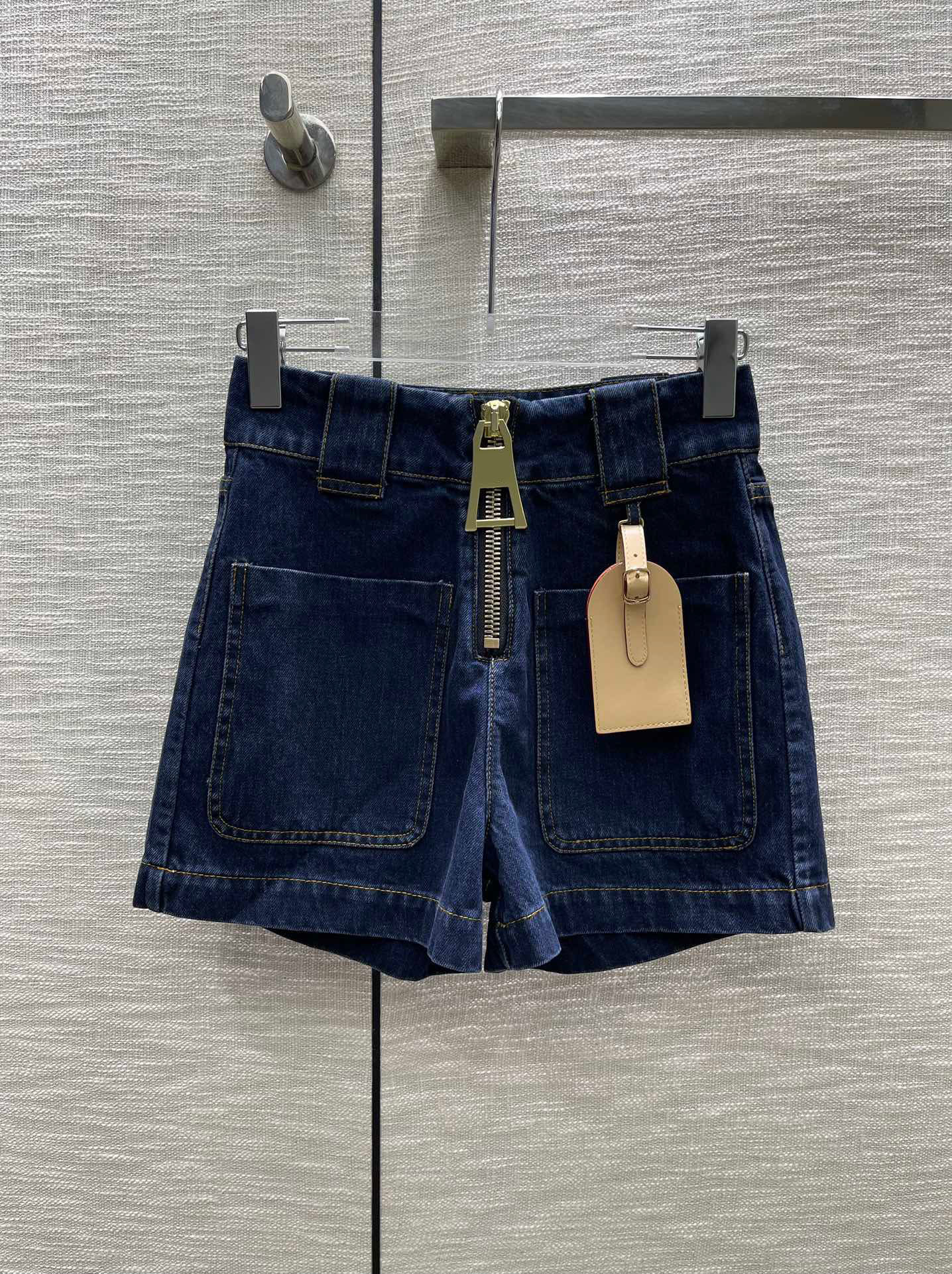 Fashion Brand 2023 Summer Women's Shorts Zip Up Blue Denim High Waist Casual Pockets Denim Shorts
Fashion Brand 2023 Summer Women's Shorts Zip Up Blue Denim High Waist Casual Pockets Denim Shorts