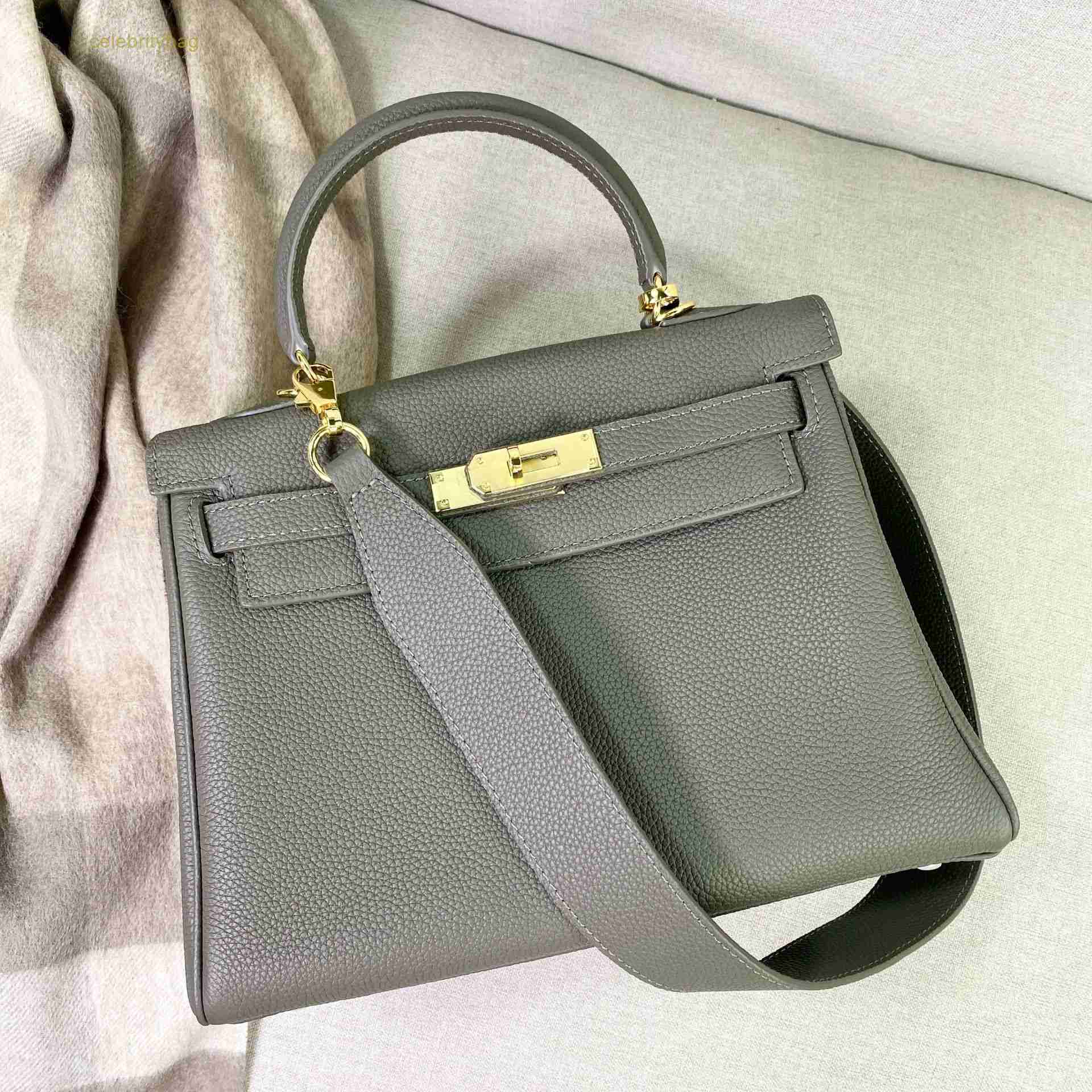 Designer Kellies Handbags Hemres Premium 2023 Togo New Top Layer Cowhide Wide Shoulder Strap Bag Fashion One Crossbody Handheld Women's Trend has logo DAI3, 25cm biscuit thin shoulder strap
Designer Kellies Handbags Hemres Premium 2023 Togo New Top Layer Cowhide Wide Shoulder Strap Bag Fashion One Crossbody Handheld Women's Trend has logo DAI3, 25cm biscuit thin shoulder strap