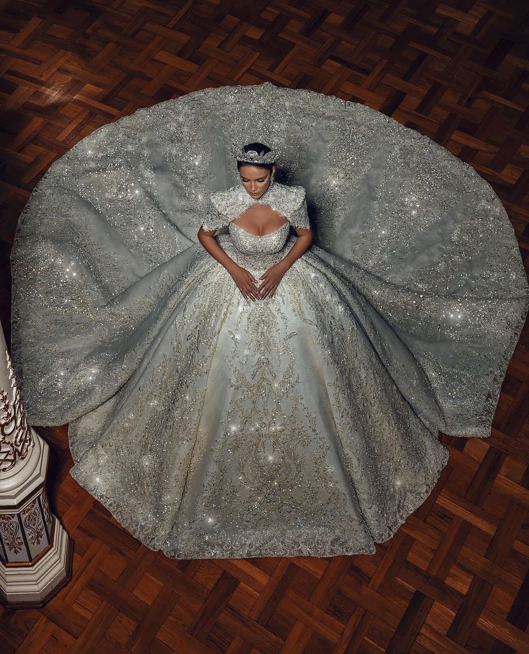 Luxury Ball Gown Wedding Dresses Sleeveless Bateau Halter Sequins Appliques Ruffles Bridal Gowns Diamonds Formal Dress Plus Size Custom Made Vestido d