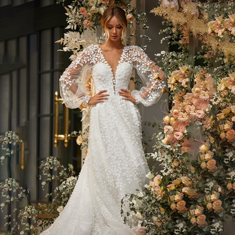 Embroidered Leaf Tulle Weddding Dresses V Neck Long Sleeve A Line Bridal Dress Backless Sweep Train Country Wedding Gown