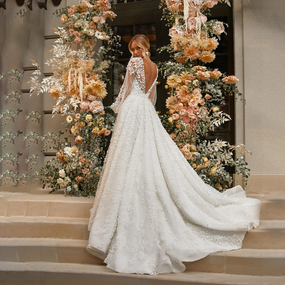 Embroidered Leaf Tulle Weddding Dresses V Neck Long Sleeve A Line Bridal Dress Backless Sweep Train Country Wedding Gown