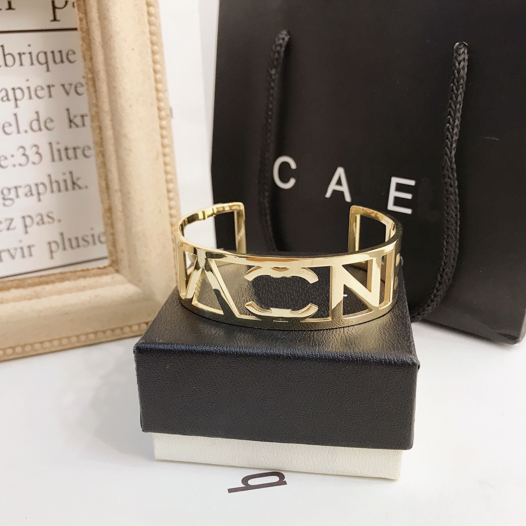Luxury Designer Cuff Bangle Bracelet Brand Letter Pendant 18K Gold Plated Rose Gold Coated Fashion Design Popular Embossed Stamp Brand Letters Accessory
Luxury Designer Cuff Bangle Bracelet Brand Letter Pendant 18K Gold Plated Rose Gold Coated Fashion Design Popular Embossed Stamp Brand Letters Accessory