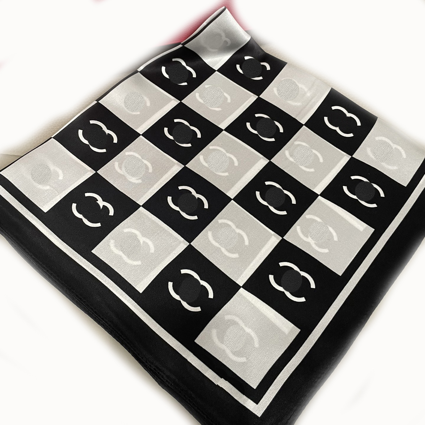 Multicolor Romantic Silk Square Scarf Spring Fashion Scarves Women Luxury Brand Shawl Black And White Red Hair Band Simple And Versatile Designer Gift Scarf
Multicolor Romantic Silk Square Scarf Spring Fashion Scarves Women Luxury Brand Shawl Black And White Red Hair Band Simple And Versatile Designer Gift Scarf