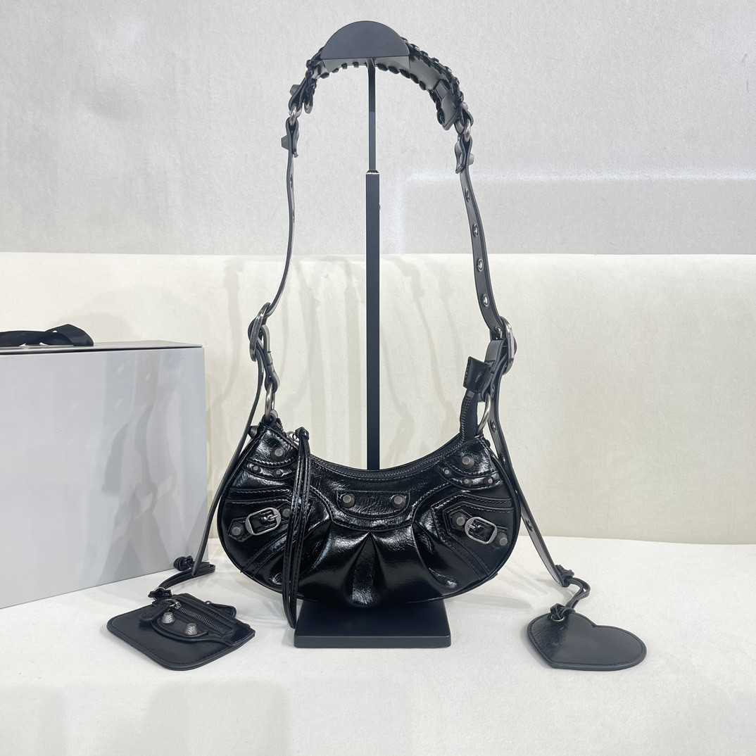 Woman's Luxury Designer bags Handbag Motorcycle Bag Series Shoulder Crossbody Bags Tote New Fashion Texture Portable Crescent bag Camera bags Totebags Factory Sale, 2 size 26*13cm
Woman's Luxury Designer bags Handbag Motorcycle Bag Series Shoulder Crossbody Bags Tote New Fashion Texture Portable Crescent bag Camera bags Totebags Factory Sale, 2 size 26*13cm