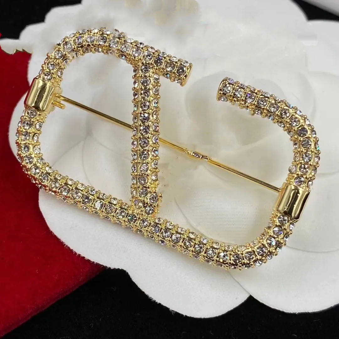Luxury Women Men Designer Brand Letter Brooches 18K Gold Plated Inlay Crystal Rhinestone Jewelry Brooch Charm Pearl Pin Marry Christmas Party Gift Accessorie12
Luxury Women Men Designer Brand Letter Brooches 18K Gold Plated Inlay Crystal Rhinestone Jewelry Brooch Charm Pearl Pin Marry Christmas Party Gift Accessorie12