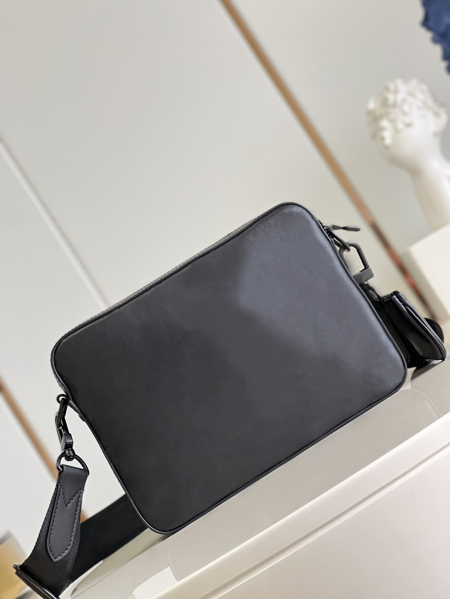 M46602 Designer bag Men's leather messenger bag three piece set Ultra High Quality Black Embossed Men's Postman Bag louise Purse vutton Crossbody viuton bag
M46602 Designer bag Men's leather messenger bag three piece set Ultra High Quality Black Embossed Men's Postman Bag louise Purse vutton Crossbody viuton bag