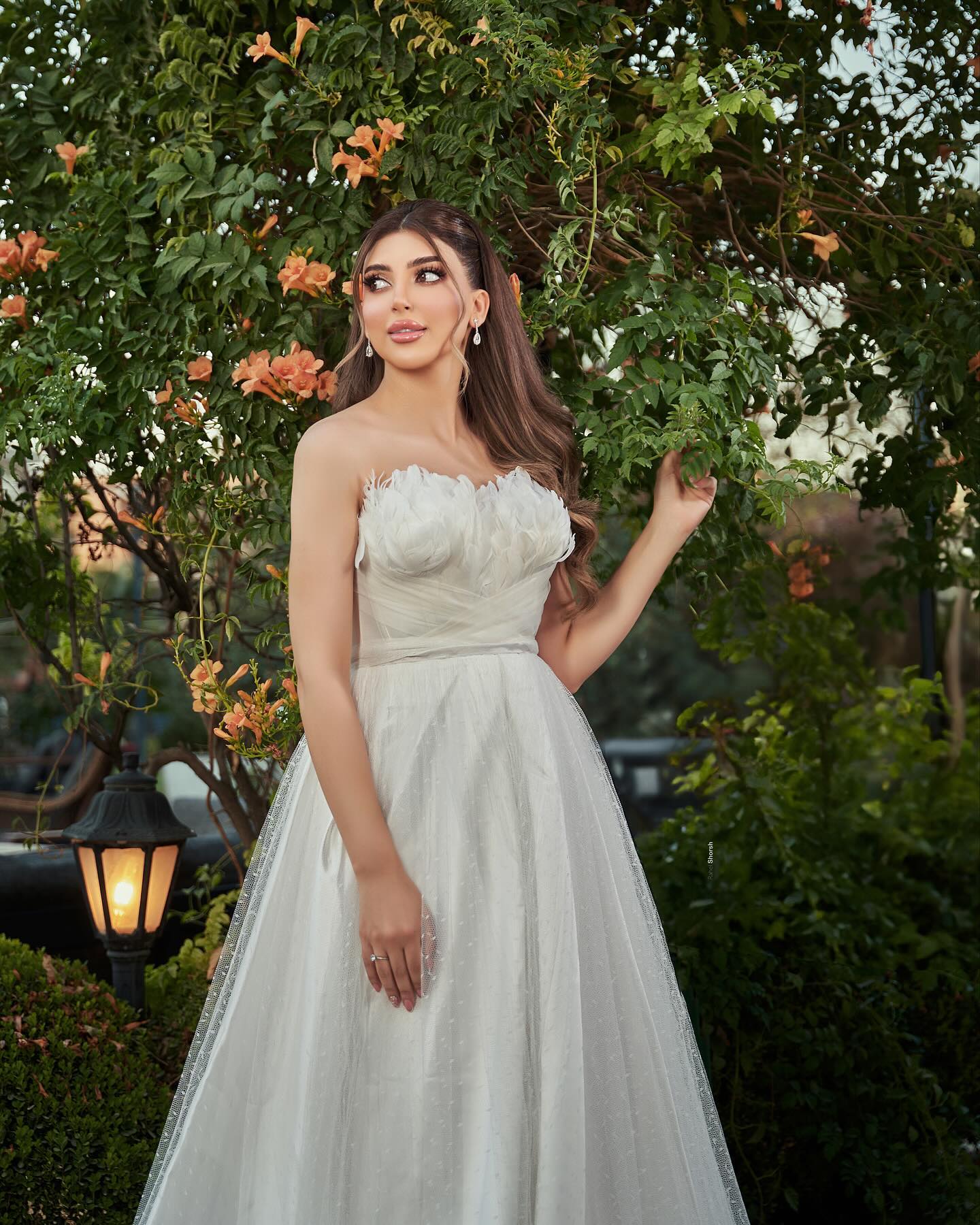 Elegant Feathers Wedding Dresses Strapless Necke Bridal Gowns Pleated A e Dot Tulle Sweep Train Vestido De Novia