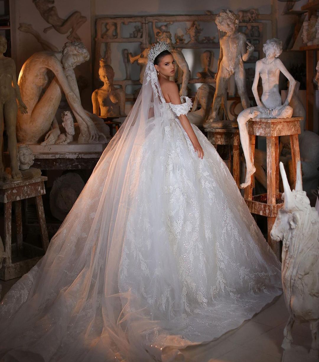 Elegant Ball Gown Wedding Dresses Sleeveless Bateau Off Shoulder Sequins Appliques Ruffles Bridal Gowns 3D Lace Formal Dress Plus Size Custom Made Ves