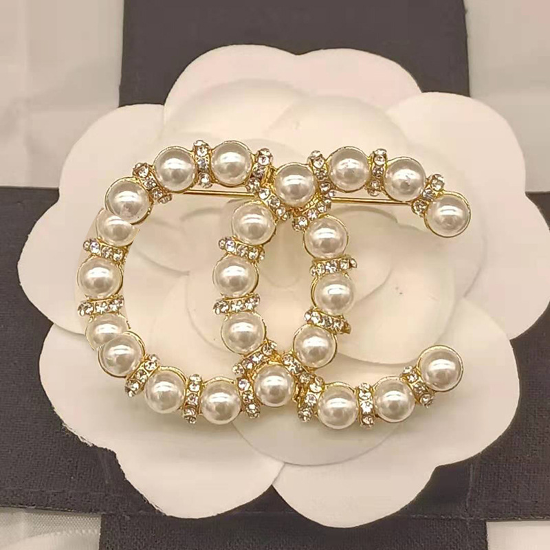 Letters Brooch Luxury Brand Design Women Brooches Pearl Suit Pin Jewelry Clothing Decoration High Quality Accessories
Letters Brooch Luxury Brand Design Women Brooches Pearl Suit Pin Jewelry Clothing Decoration High Quality Accessories