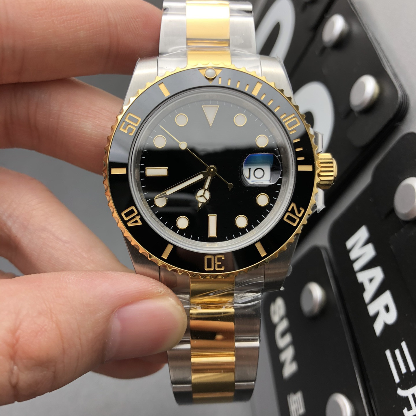 ZP Men's Watch Mechanical Automatic CAL.3135 Swiss Movement M116613LN 40MM Sapphire Mirror 904L Stainless Steel Adjustable Strap Depth Waterproof Designer Watch, Tool
ZP Men's Watch Mechanical Automatic CAL.3135 Swiss Movement M116613LN 40MM Sapphire Mirror 904L Stainless Steel Adjustable Strap Depth Waterproof Designer Watch, Tool