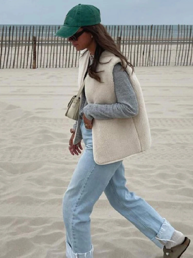 Women's Vests Lamb Wool Women Vest Coat Fashion Sleeveless Cotton Warm Thicken Street Female Waistcoat Winter Solid Loose Lady Jackets 231109