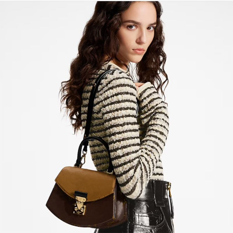10A designe bag women bag 24cm The delicate touch strap and top swivel handle are especially useful. It has the signature latch LV044, Red
10A designe bag women bag 24cm The delicate touch strap and top swivel handle are especially useful. It has the signature latch LV044, Red