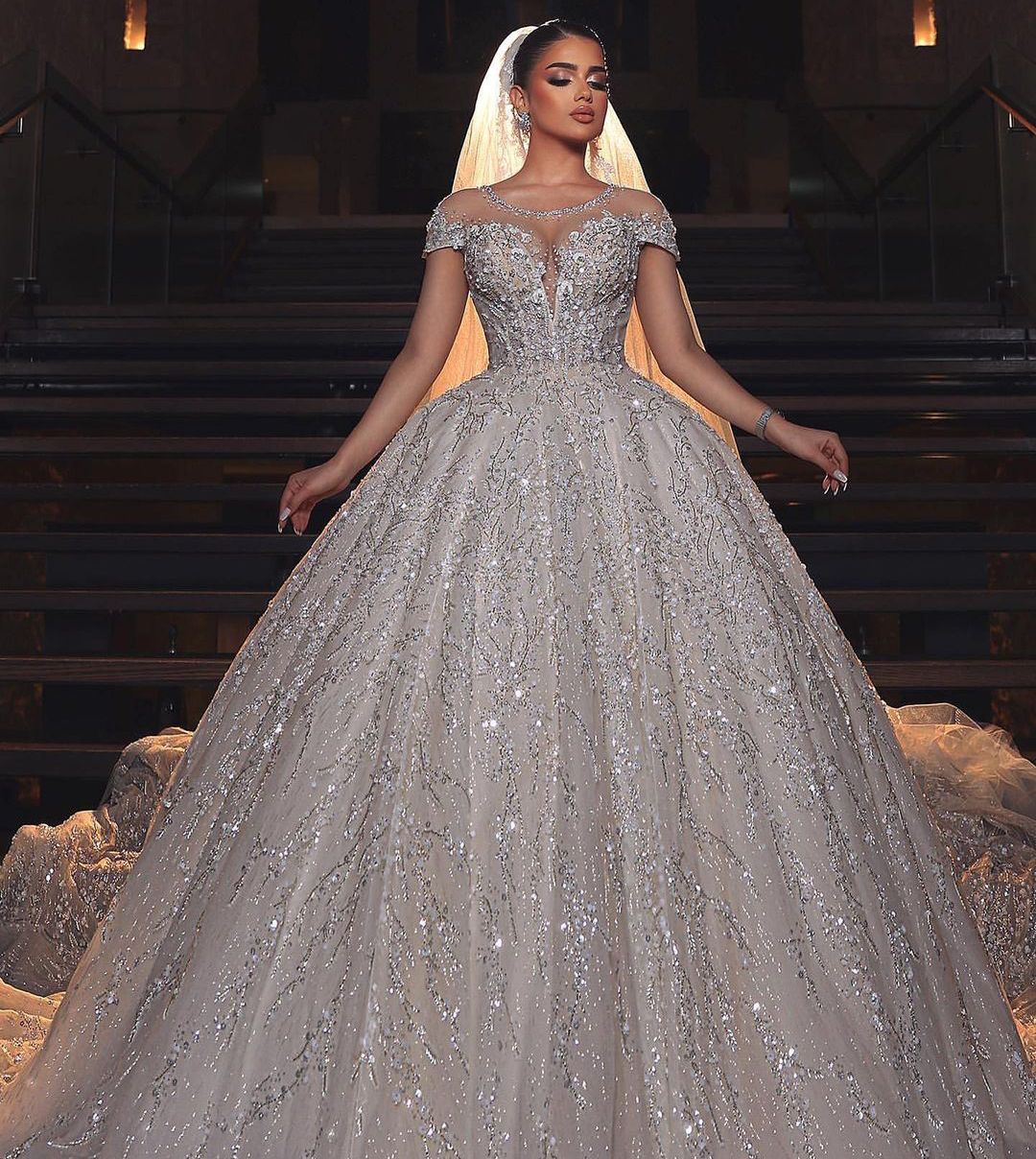 Luxury Ball Gown Wedding Dresses Cape Sleeves V Neck Sequins Appliques Ruffles Bridal Gowns Diamonds Beaded Formal Dress Plus Size Custom Made Vestido
