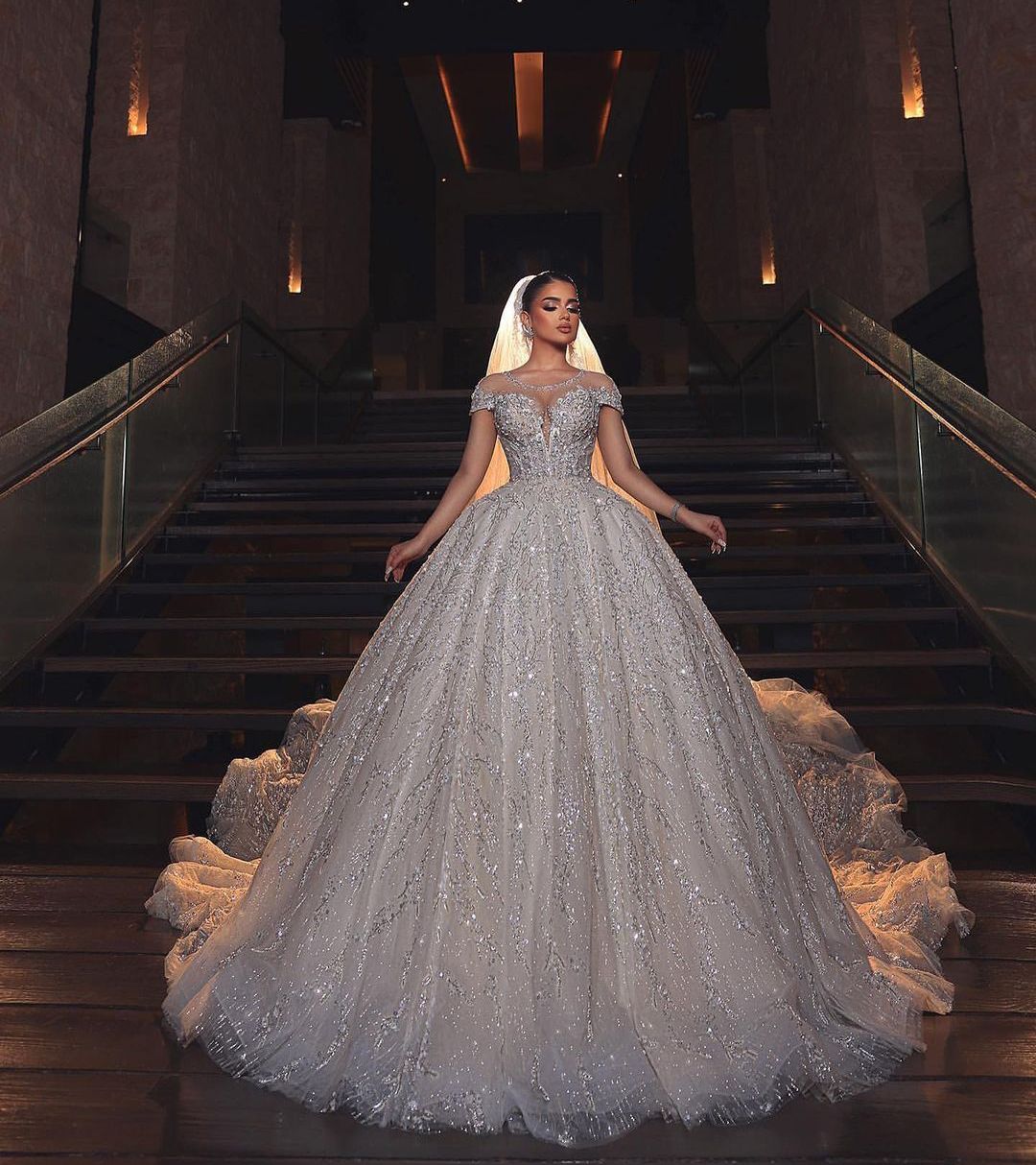 Luxury Ball Gown Wedding Dresses Cape Sleeves V Neck Sequins Appliques Ruffles Bridal Gowns Diamonds Beaded Formal Dress Plus Size Custom Made Vestido de novia, Black & white
Luxury Ball Gown Wedding Dresses Cape Sleeves V Neck Sequins Appliques Ruffles Bridal Gowns Diamonds Beaded Formal Dress Plus Size Custom Made Vestido de novia, Black & white