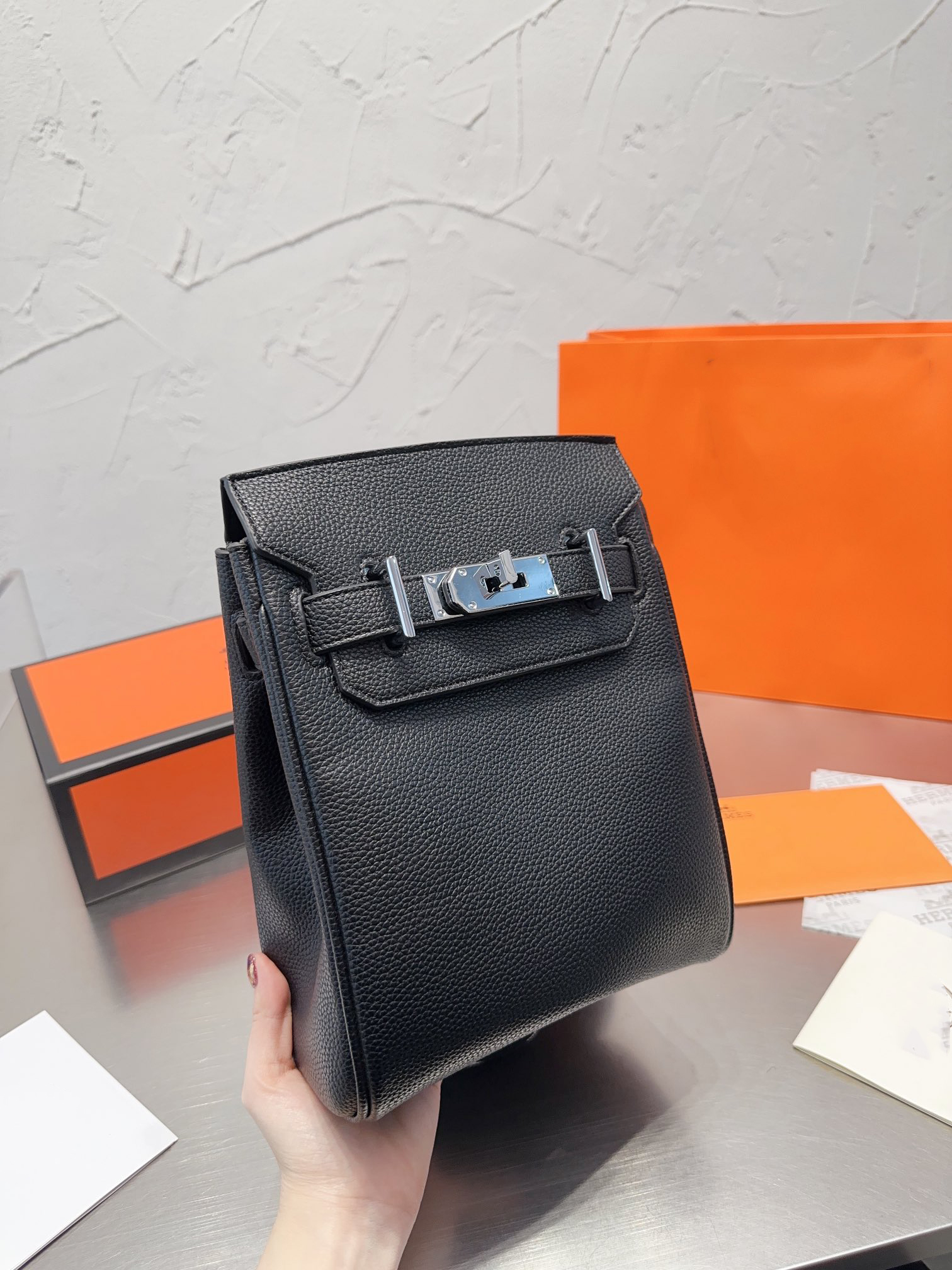 Designer man bag luxury leather shoulder straddle bag classic fashion box size 20-17-28 cm 551136
Designer man bag luxury leather shoulder straddle bag classic fashion box size 20-17-28 cm 551136