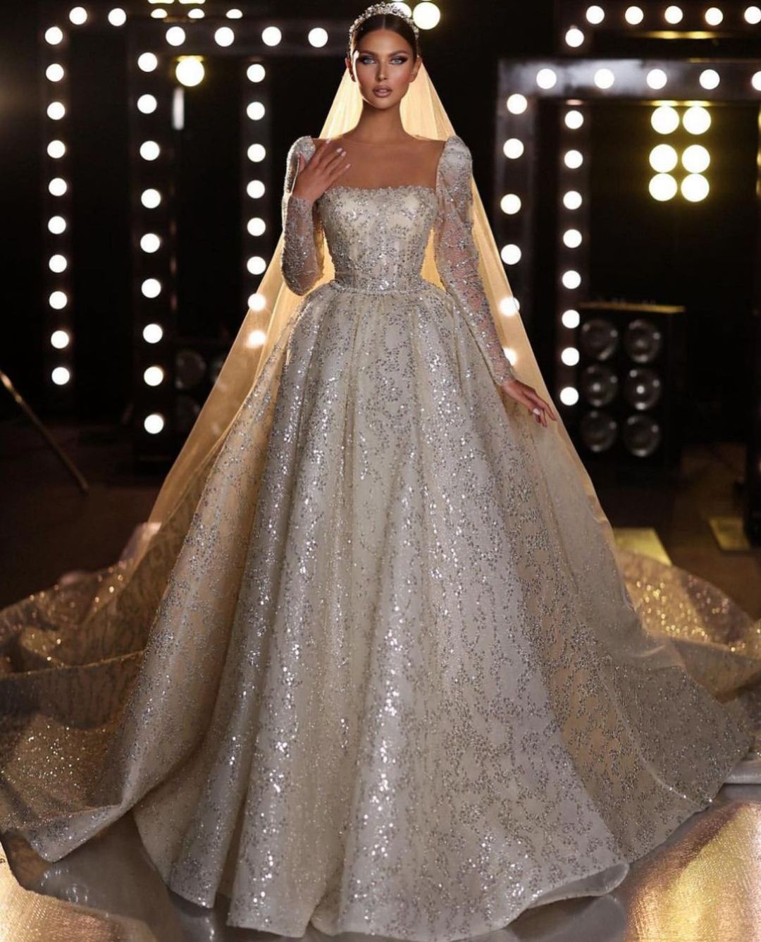 Sparkly Ball Gown Wedding Dresses Long Sleeves Bateau Sequins Appliques Ruffles Bridal Gowns Diamonds Beaded Formal Dress Plus Size Custom Made Vestid