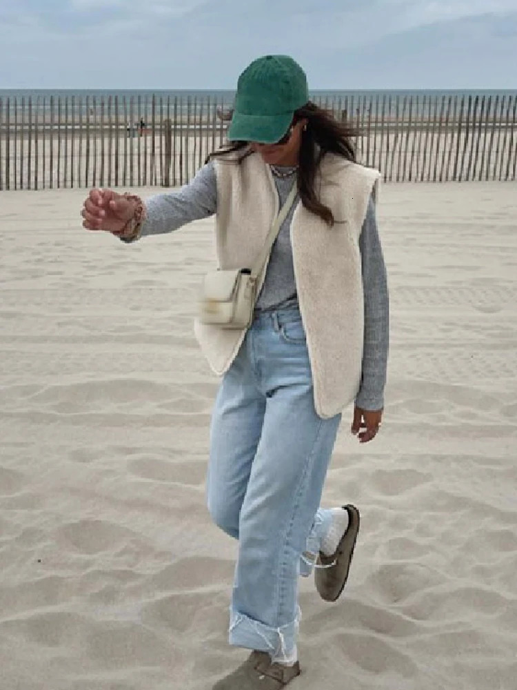 Women's Vests Lamb Wool Women Vest Coat Fashion Sleeveless Cotton Warm Thicken Street Female Waistcoat Winter Solid Loose Lady Jackets 231109